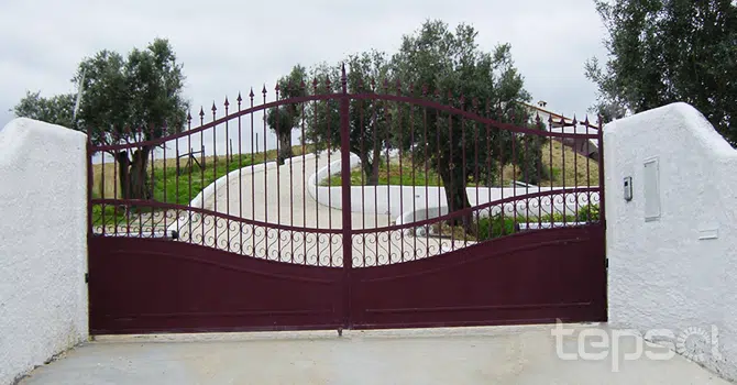 Portões e Automatismos - Portões de Entrada Chapeados