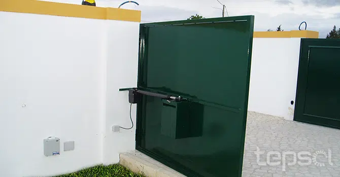 Portões e Automatismos - Portões de Entrada Chapeados