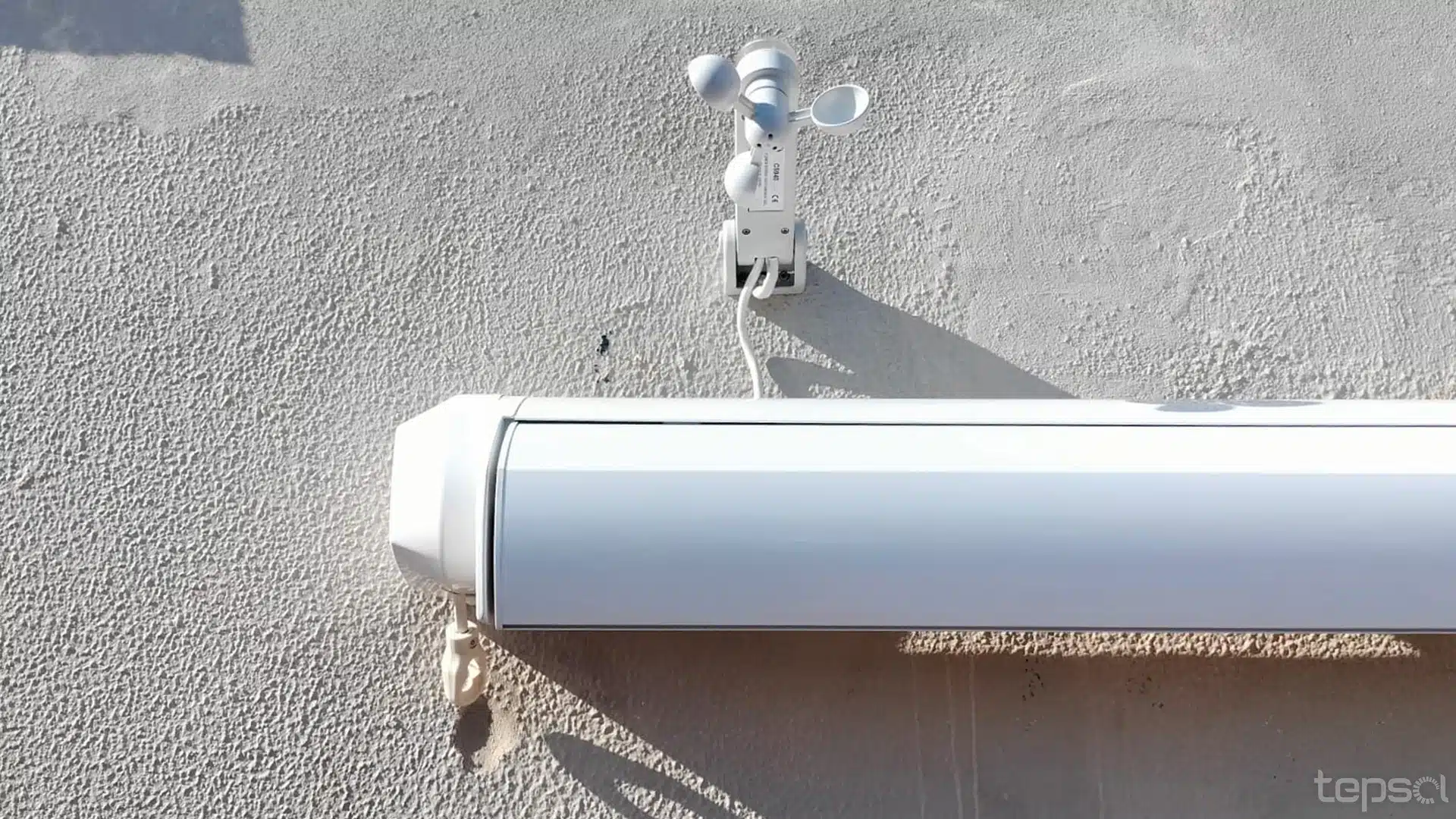 Toldo Cofre Braços Invisíveis Motorizado com sistema de vento